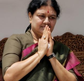 AIADMK Theni district committee passes resolution to bring Sasikala back | AIADMK Theni district committee passes resolution to bring Sasikala back AIADMK Theni district committee passes resolution to bring Sasikala back | AIADMK Theni district committee passes resolution to bring Sasikala back