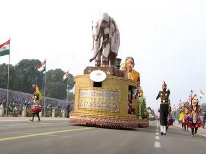73rd Republic Day parade: Karnakata tableau represents state as 'Cradle of Traditional Handicrafts' | 73rd Republic Day parade: Karnakata tableau represents state as 'Cradle of Traditional Handicrafts'