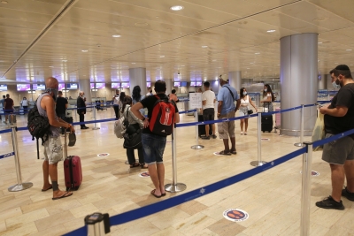 8 Israeli passengers without travel permits removed from flight | 8 Israeli passengers without travel permits removed from flight