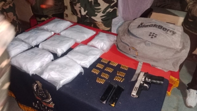 BSF apprehends drug smuggler in Jammu; seizes heroin worth Rs 50 lakh | BSF apprehends drug smuggler in Jammu; seizes heroin worth Rs 50 lakh BSF apprehends drug smuggler in Jammu; seizes heroin worth Rs 50 lakh | BSF apprehends drug smuggler in Jammu; seizes heroin worth Rs 50 lakh