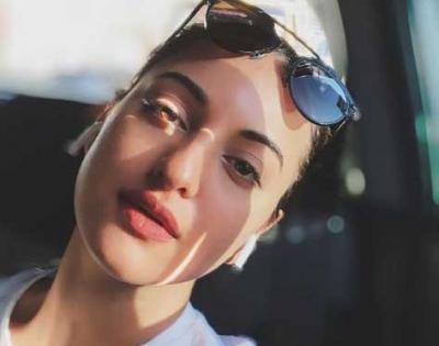 Sonakshi posts 'Sunday selfie' as she doesn't know 'what day it is' | Sonakshi posts 'Sunday selfie' as she doesn't know 'what day it is'