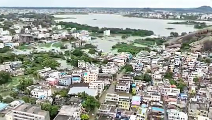 Heavy rains trigger flash floods in parts of Telangana | Heavy rains trigger flash floods in parts of Telangana Heavy rains trigger flash floods in parts of Telangana | Heavy rains trigger flash floods in parts of Telangana