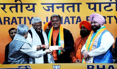 Former cricketer Dinesh Mongia, two Cong MLAs join BJP | Former cricketer Dinesh Mongia, two Cong MLAs join BJP