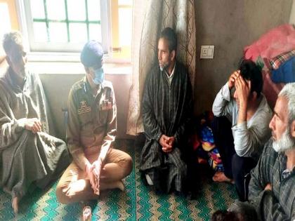 J-K: IGP Kashmir visits slain SPO's family, pays condolences | J-K: IGP Kashmir visits slain SPO's family, pays condolences