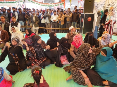 No religious divisions, people pray together at Shaheen Bagh | No religious divisions, people pray together at Shaheen Bagh No religious divisions, people pray together at Shaheen Bagh | No religious divisions, people pray together at Shaheen Bagh