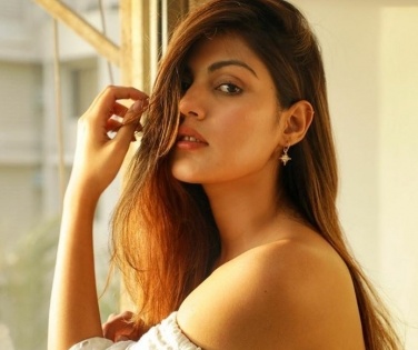 Thane man suffers for phone number similar to Rhea Chakraborty's | Thane man suffers for phone number similar to Rhea Chakraborty's