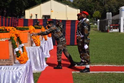 Army pays tributes to soldiers killed in J&K gunfight | Army pays tributes to soldiers killed in J&K gunfight