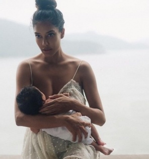 Lisa Haydon posts pics of herself breastfeeding newborn daughter Lara | Lisa Haydon posts pics of herself breastfeeding newborn daughter Lara