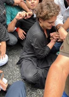 Intense protest outside Cong HQ in Delhi, Priyanka sits on dharna | Intense protest outside Cong HQ in Delhi, Priyanka sits on dharna Intense protest outside Cong HQ in Delhi, Priyanka sits on dharna | Intense protest outside Cong HQ in Delhi, Priyanka sits on dharna
