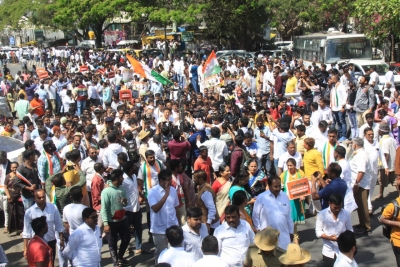 Congress leaders try to lay siege to K'taka CM's residence, detained | Congress leaders try to lay siege to K'taka CM's residence, detained Congress leaders try to lay siege to K'taka CM's residence, detained | Congress leaders try to lay siege to K'taka CM's residence, detained