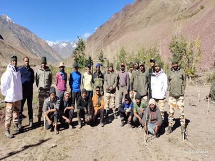 ITBP rescues 11 people stranded in Himachal Pradesh's Lahaul-Spiti | ITBP rescues 11 people stranded in Himachal Pradesh's Lahaul-Spiti