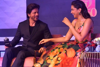 SRK croons 'Aankhon Mein Teri' for 'Pathaan' co-star Deepika Padukone | SRK croons 'Aankhon Mein Teri' for 'Pathaan' co-star Deepika Padukone