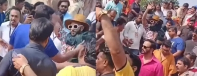 Ranveer Singh carries child to protect him from crowd during film promotion | Ranveer Singh carries child to protect him from crowd during film promotion Ranveer Singh carries child to protect him from crowd during film promotion | Ranveer Singh carries child to protect him from crowd during film promotion