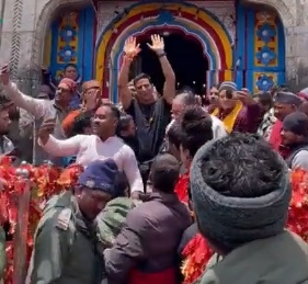 Akshay Kumar seeks blessings at Kedarnath temple, greets fans | Akshay Kumar seeks blessings at Kedarnath temple, greets fans Akshay Kumar seeks blessings at Kedarnath temple, greets fans | Akshay Kumar seeks blessings at Kedarnath temple, greets fans