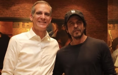 SRK hosts US Ambassador to India in 'Mannat', he says: 'Learning more about film industry in Mumbai' | SRK hosts US Ambassador to India in 'Mannat', he says: 'Learning more about film industry in Mumbai' SRK hosts US Ambassador to India in 'Mannat', he says: 'Learning more about film industry in Mumbai' | SRK hosts US Ambassador to India in 'Mannat', he says: 'Learning more about film industry in Mumbai'
