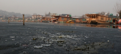 No snowfall in sight, shrinking water bodies worry Kashmiris | No snowfall in sight, shrinking water bodies worry Kashmiris