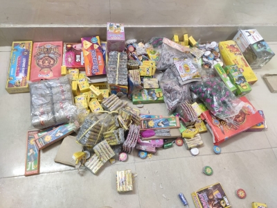 Delhi man held with over 150 kg of firecrackers | Delhi man held with over 150 kg of firecrackers