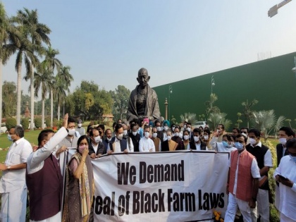 Winter session: Sonia, Rahul Gandhi participate in Cong's protest demanding repeal of farm laws | Winter session: Sonia, Rahul Gandhi participate in Cong's protest demanding repeal of farm laws