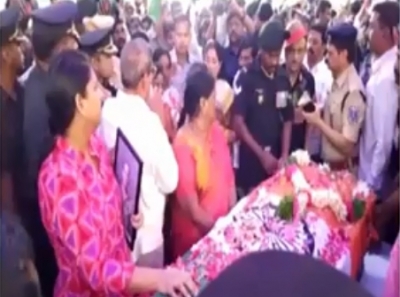 Chopper pilot, Lt Col Reddy cremated with military honours in Telangana | Chopper pilot, Lt Col Reddy cremated with military honours in Telangana