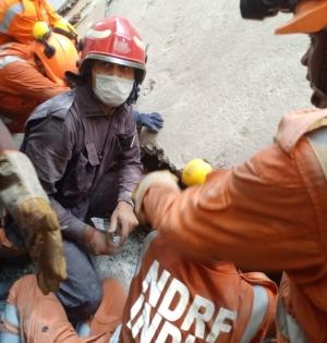 Delhi house collapse: 4 rescued, search on for others(2nd lead) | Delhi house collapse: 4 rescued, search on for others(2nd lead)