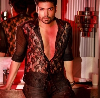 Gurmeet Choudhary shot for 'Tere Mere' in blistering Rajasthan heat wearing leather jackets | Gurmeet Choudhary shot for 'Tere Mere' in blistering Rajasthan heat wearing leather jackets