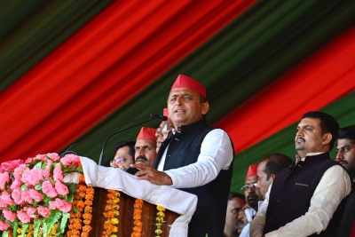 Battle for UP: PM is BJP's 'packers and movers', says Akhilesh | Battle for UP: PM is BJP's 'packers and movers', says Akhilesh