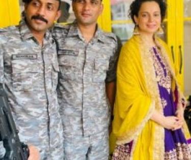 Kangana celebrates Dussehra with CRPF personnel, performs shastra pooja | Kangana celebrates Dussehra with CRPF personnel, performs shastra pooja