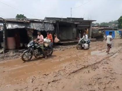 Farmers in Purnea plant paddy seeds on NH stretch filled with muddy puddles | Farmers in Purnea plant paddy seeds on NH stretch filled with muddy puddles