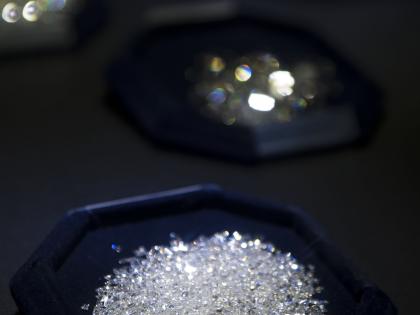 Surat residents go on diamond hunt following rumour of precious gems spilling on streets | Surat residents go on diamond hunt following rumour of precious gems spilling on streets Surat residents go on diamond hunt following rumour of precious gems spilling on streets | Surat residents go on diamond hunt following rumour of precious gems spilling on streets