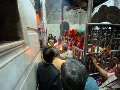 Shah offers prayers at Kalighat Kali temple | Shah offers prayers at Kalighat Kali temple