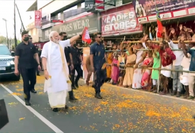 PM Modi surprises everyone by walking on Kochi streets during road show | PM Modi surprises everyone by walking on Kochi streets during road show