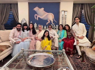 Big B shares pictures from Diwali festivities featuring entire family | Big B shares pictures from Diwali festivities featuring entire family