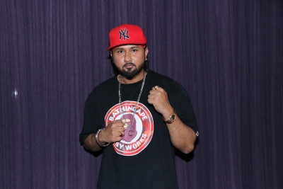 'Sakhiyaan' singer Maninder shares fan moment with Yo Yo Honey Singh | 'Sakhiyaan' singer Maninder shares fan moment with Yo Yo Honey Singh 'Sakhiyaan' singer Maninder shares fan moment with Yo Yo Honey Singh | 'Sakhiyaan' singer Maninder shares fan moment with Yo Yo Honey Singh