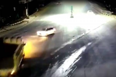 5 youths killed in car-truck collision in Hyderabad | 5 youths killed in car-truck collision in Hyderabad
