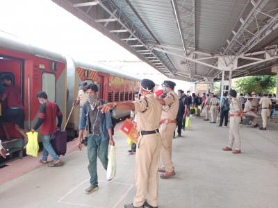 After special trains, now stalls at platforms ordered to reopen | After special trains, now stalls at platforms ordered to reopen