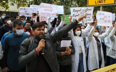 Agitating doctors protest in Delhi, hold meeting with Health Minister | Agitating doctors protest in Delhi, hold meeting with Health Minister