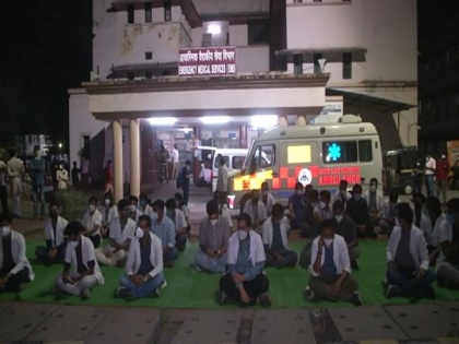 Amid surge in COVID-19 cases doctors protest against shortage of medical resources in Nagpur | Amid surge in COVID-19 cases doctors protest against shortage of medical resources in Nagpur