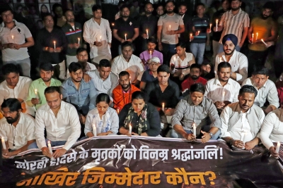 Youth Congress takes out candle march to pay tribute to Morbi victims | Youth Congress takes out candle march to pay tribute to Morbi victims Youth Congress takes out candle march to pay tribute to Morbi victims | Youth Congress takes out candle march to pay tribute to Morbi victims