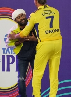 When legends meet: Arijit Singh touches Dhoni's feet at IPL opening ceremony | When legends meet: Arijit Singh touches Dhoni's feet at IPL opening ceremony