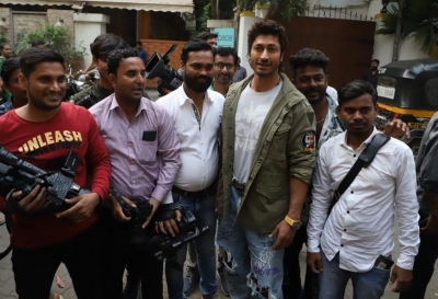Vidyut celebrates pre-birthday event with fans who tattooed his name, cycled across India | Vidyut celebrates pre-birthday event with fans who tattooed his name, cycled across India