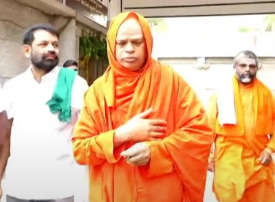 Lingayat Mutt sex scandal: Wife of ex-administrator detained for conspiracy against accused seer | Lingayat Mutt sex scandal: Wife of ex-administrator detained for conspiracy against accused seer