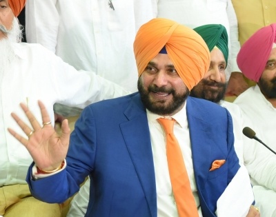Sidhu again courts row; now calls Pak PM 'elder brother' | Sidhu again courts row; now calls Pak PM 'elder brother'