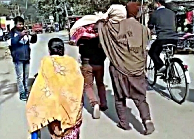 Man carrying mother's body on shoulder in Bengal's Jalpaiguri shocks people | Man carrying mother's body on shoulder in Bengal's Jalpaiguri shocks people