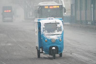 Season's first snow in Beijing disrupts traffic | Season's first snow in Beijing disrupts traffic