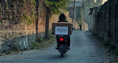 Snowy days, meagre returns give Kashmir's delivery drivers a bumpy ride | Snowy days, meagre returns give Kashmir's delivery drivers a bumpy ride