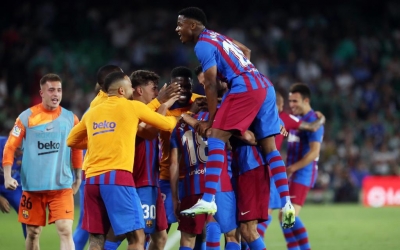 Last-gasp Alba volley gives Barca win away to Betis | Last-gasp Alba volley gives Barca win away to Betis