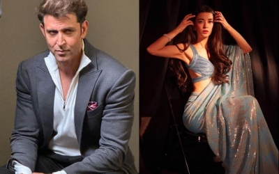 Hrithik says 'I see you' as girlfriend Saba drops photo in saree | Hrithik says 'I see you' as girlfriend Saba drops photo in saree