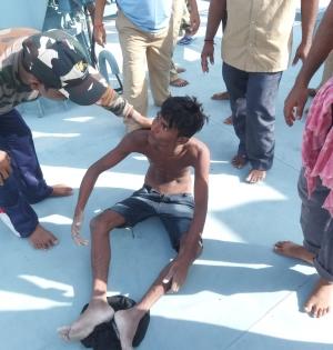 Lack of courtesy by BGB irks officials as India returns rescued Bangladeshi fishermen | Lack of courtesy by BGB irks officials as India returns rescued Bangladeshi fishermen