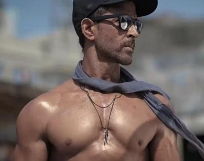 Hot hunk Hrithik goes shirtless | Hot hunk Hrithik goes shirtless Hot hunk Hrithik goes shirtless | Hot hunk Hrithik goes shirtless