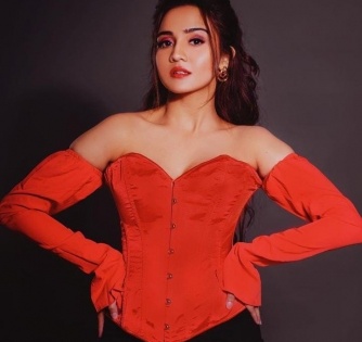 Ashi Singh's new-found love for 'mehendi' on the sets of 'Meet' | Ashi Singh's new-found love for 'mehendi' on the sets of 'Meet'
